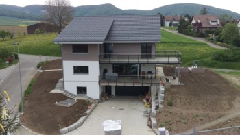 Klassisches Einfamilienhaus am kleinen Hang