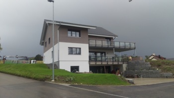 Klassisches Einfamilienhaus am kleinen Hang