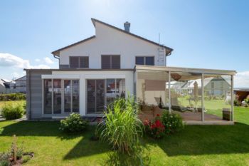 Klimaholzhaus mit Einliegerwohnung in Weidenbach
